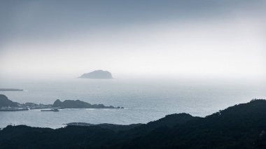 Karanlık Dağ havadan görünümden yağmur sonra sisli denize Jiufen, Tayvan.