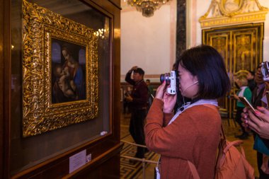 St. Petersburg, Rusya - 20 Eylül 2017: Turist fotoğraf sanat Madonna ve çocuk Leonardo Da Vinci tarafından boyalı