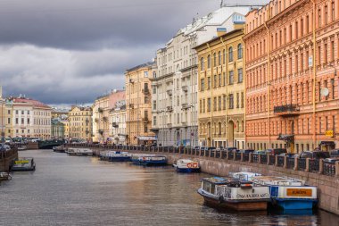 St. Petersburg, Rusya - 20 Eylül 2017: Turuncu ve sarı binalar Moika Nehri yanında bulutlu gün.