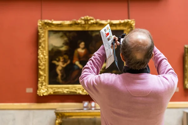 St. Petersburg, Rusya - 20 Eylül 2017: Duvarın içinde Devlet Hermitage Müzesi turist fotoğraf resim sanat çalışmaları.