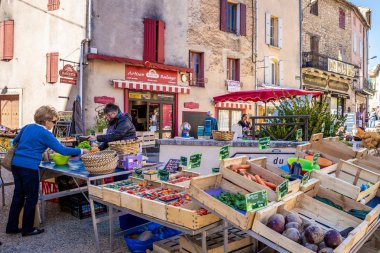 Sault, Provence, Fransa - 3 Ekim 2018: taze sebze ve meyve köyü Provence açık pazarda satın turist.