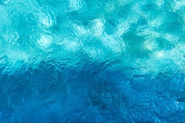 Deniz mavisi ve deniz havuzu üzerindeki su yüzeyinin soyut tonu.