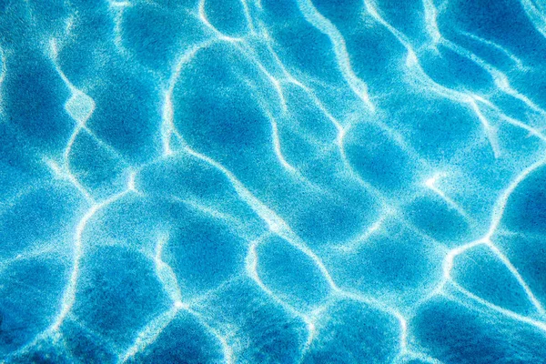 プール内の波からの光が流れる水中の概要 — ストック写真