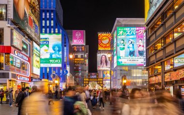 Dotonbori, Osaka, Japonya'da kalabalık hareketi