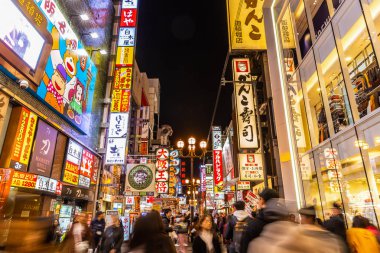 Dotonbori, Osaka, Japonya'da kalabalık hareketi