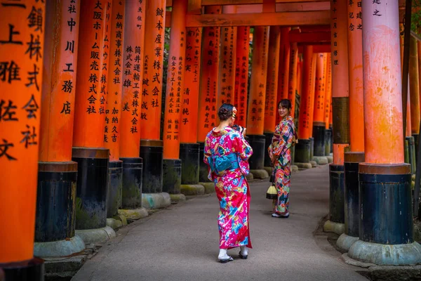 Ladies wear yukata on walkway of Fushimi Inari shrine — Stock Photo, Image