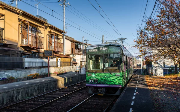 Зеленый поезд прибывает на станцию Рёандзи — стоковое фото
