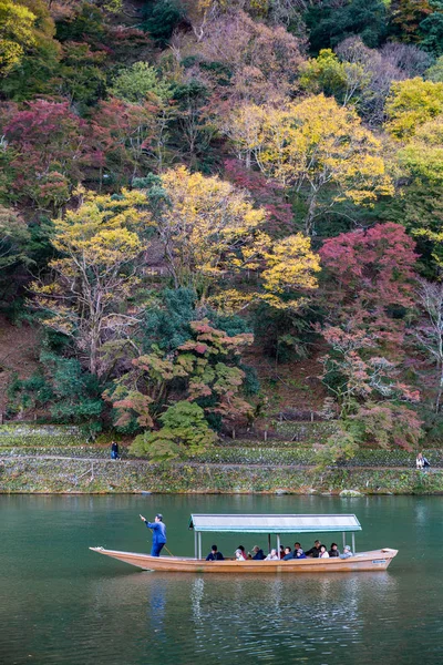 Łódź serwisowa z turystami na zielonej rzece w Arashiyama — Zdjęcie stockowe