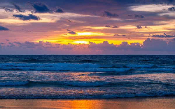 Battement nuageux de Phuket, Thaïlande au coucher du soleil — Photo