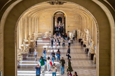 Louvre Müzesi içinde geçit turistler