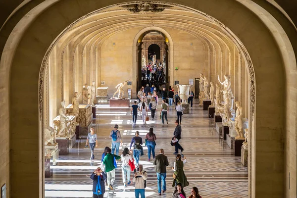 Turisté na chodbě v muzeu Louvre — Stock fotografie