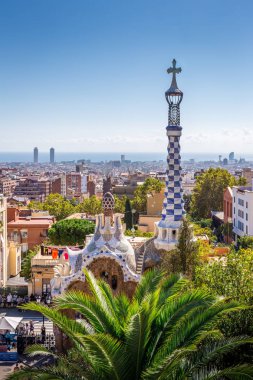 Park Guell ikonik kulesi ile Barselona şehir havadan görünümü