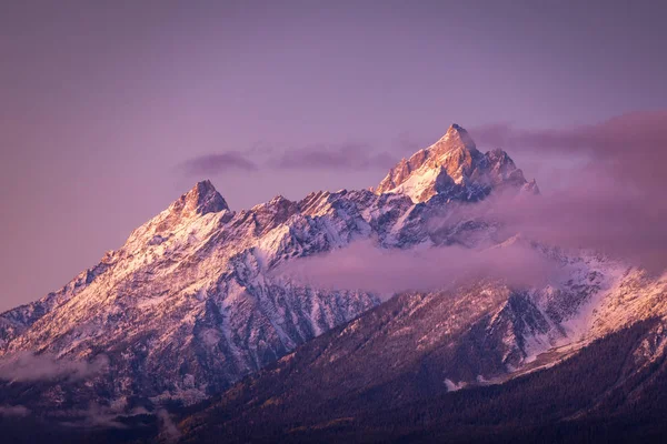 Güneş doğarken Grand Teton 'un renkli dağ zirvesi