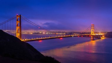 Şafakta sıcak ışıkla altın kapı köprüsü