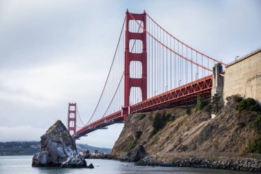 Moore Rd rıhtımından Golden Gate Köprüsü