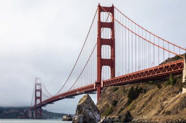 Moore Rd rıhtımından Golden Gate Köprüsü