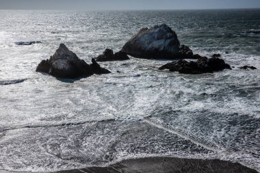 San Francisco 'nun Pasifik Okyanusu' ndaki Kayalıklar