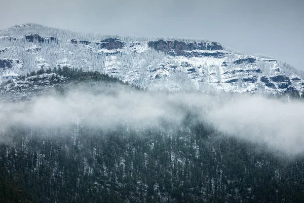 Montanha de desfiladeiro coberta de neve dentro do Parque Nacional de Yellowstone — Fotografia de Stock