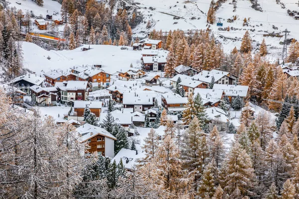 Luftaufnahme Eines Schneebedeckten Dorfes Berghang Schneebedeckten Kiefernwäldern Winter Zermatt Schweiz — Stockfoto