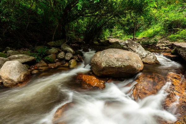 Derin Tropikal Yağmur Ormanlarının Içindeki Kayalık Nehrin Pürüzsüz Akan Suyu — Stok fotoğraf