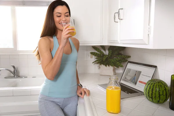 Sporty Fit Woman Drinking Fresh Glass Orange Juice Morning Healthy — Stock Photo, Image