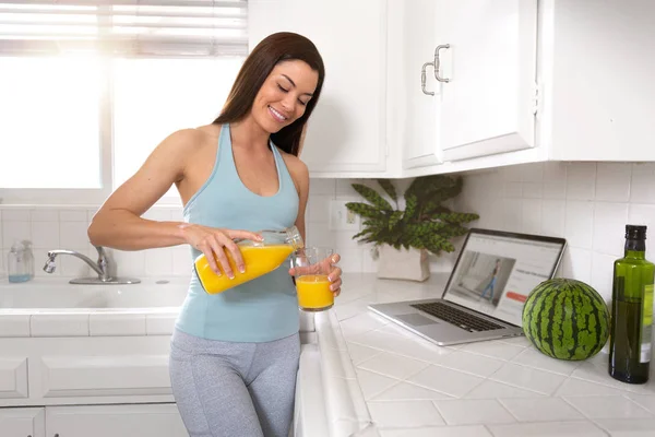 Vacker Fitness Modell Hälla Ett Glas Apelsin Fruktjuice Efter Tidig — Stockfoto