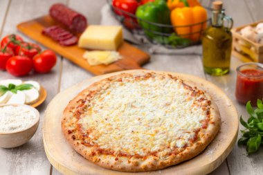 Bütün peynir vejetaryen organik pizza, masada tarifi malzemelerle ev yapımı
