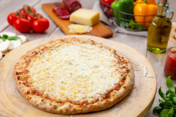 Delicious Cheesy Whole Baked Pizza Pie Extra Cheese Ingredients Table — Stock Photo, Image