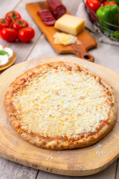 Pizza Verticală Brânză Integrală Tablă Tăiere Din Lemn Ingrediente Proaspete — Fotografie, imagine de stoc