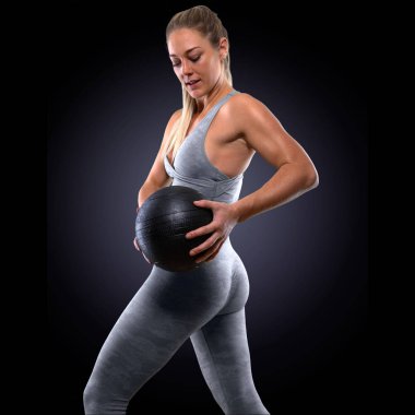 Tıp topu ile güçlü kadın atlet gücü eğitim, kas yapı, tonda popo ve üst vücut, çekirdek güçlendirilmesi, zayıflama, tonlama, yoğun kardiyo egzersiz