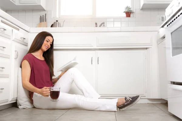 Mulher Asiática Americana Sentada Chão Cozinha Limpa Sua Pequena Casa — Fotografia de Stock