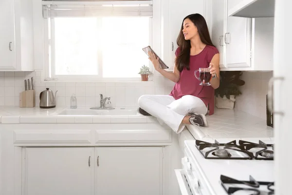 Lindo Concepto Divertido Mujer Que Relaja Con Una Tableta Limpia — Foto de Stock