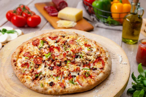 Köstliche Hausgemachte Gemüse Und Fleischpizza Der Restaurantküche Mit Vollen Zutaten — Stockfoto