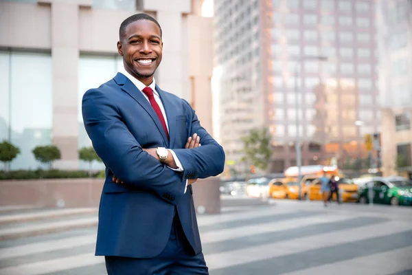 Υπερήφανος Επιτυχημένος Επιχειρηματίας Διευθύνων Σύμβουλος Της Αφρικανικής Αμερικής Στέκεται Σιγουριά — Φωτογραφία Αρχείου