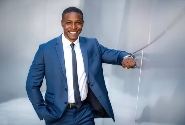 Snygg Modern Afrikansk Amerikansk Affärsman Stilig Leende Porträtt Bredvid Financial — Stockfoto