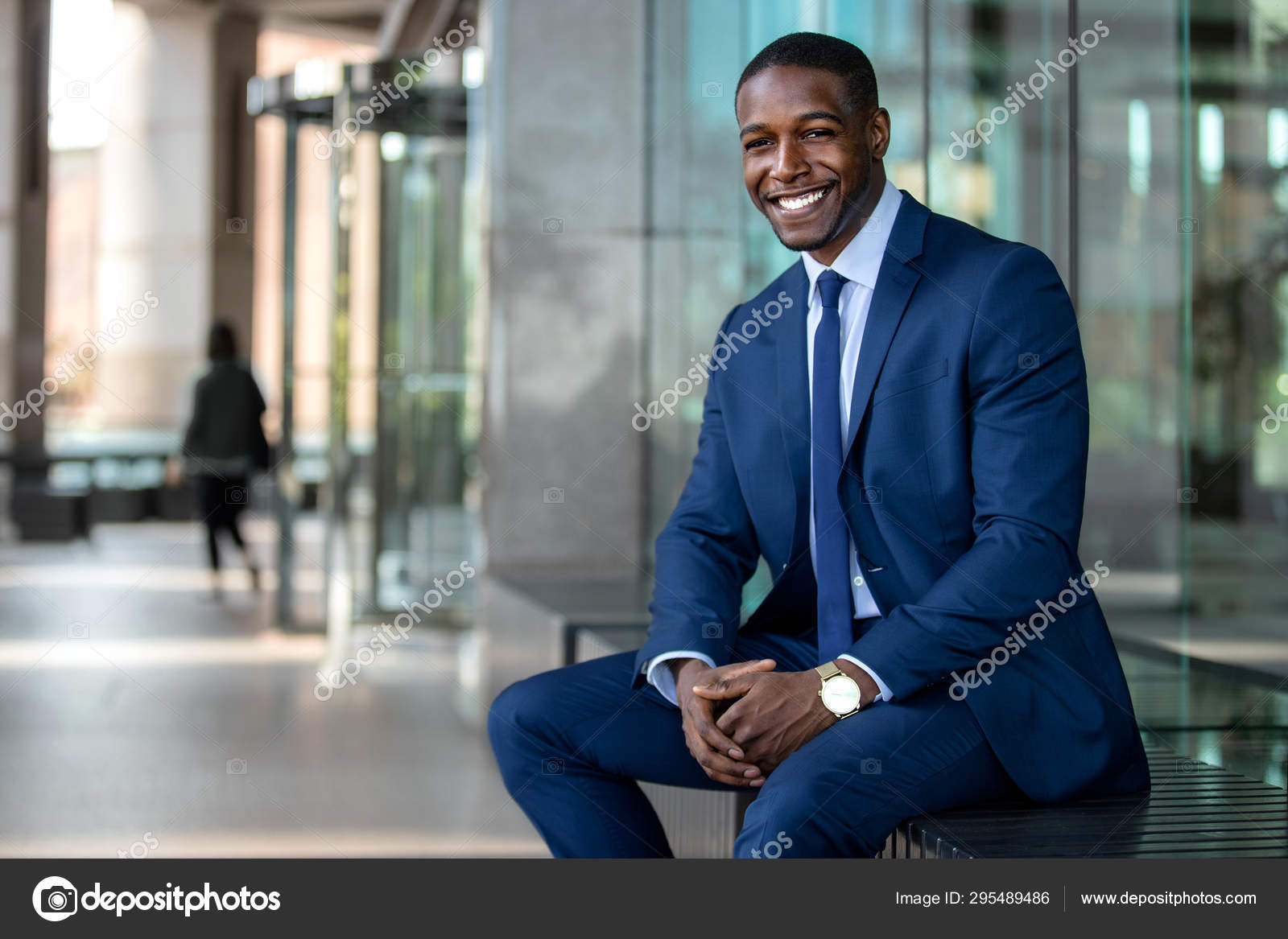 Portrait Position Puissant D'un Homme D'affaires Afro Américain Réussi  Accompli — Photo de stock par ©elnariz - 295489486, image size:1600x1167