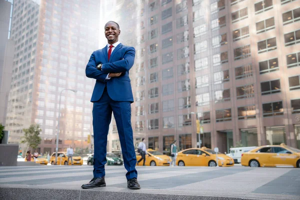 Kraftfull Hållning Porträtt Framgångsrik Och Fulländad Afroamerikansk Affärsman Financial District — Stockfoto