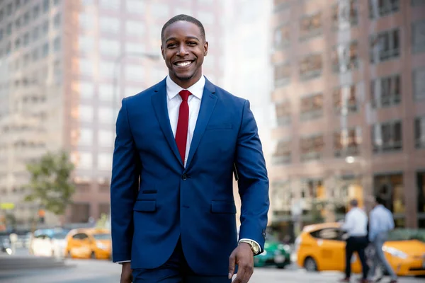 Afroamerikansk Business Professional Kostym Och Slips Leende Medan Går Till — Stockfoto