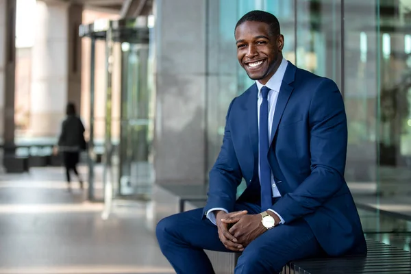 Retrato Postura Poderosa Empresário Ceo Afro Americano Bem Sucedido Realizado — Fotografia de Stock