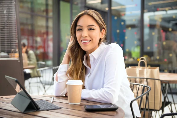 独立的多民族女企业家 网络企业主 在咖啡店用笔记本电脑工作的年轻自营职业者 — 图库照片