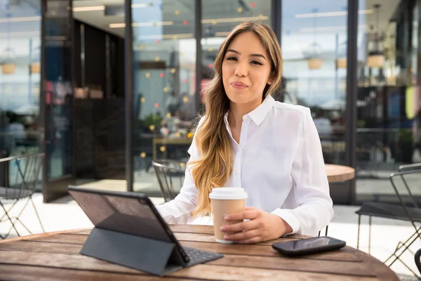 休闲生活方式肖像一个年轻的自雇在线西班牙裔美国企业主工作 从她的电脑平板电脑在当地咖啡店 — 图库照片