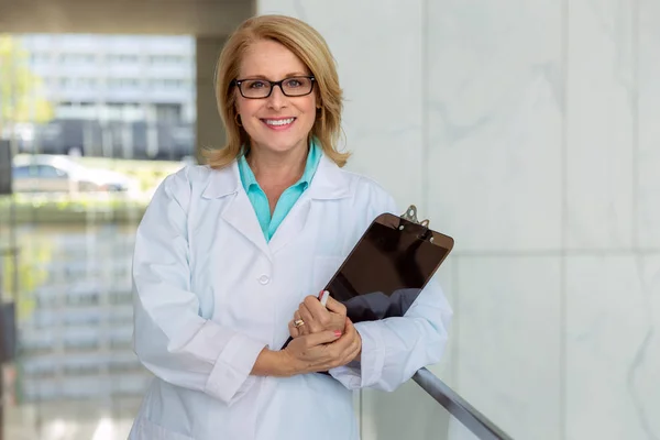 Enfermeira Médica Profissional Saúde Estilo Vida Retrato Trabalho Corredor Hospital — Fotografia de Stock