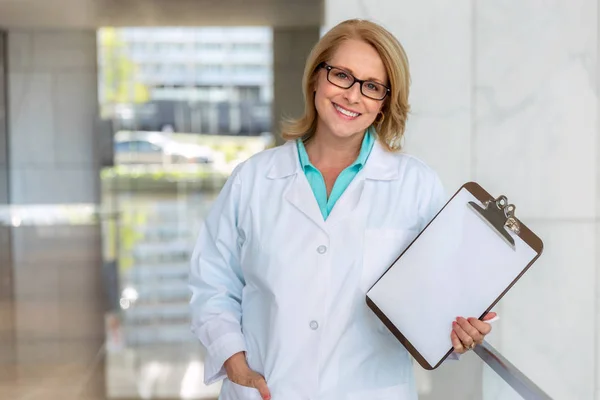 Médica Amigável Médica Especialista Cuidados Saúde Segurando Uma Área Transferência — Fotografia de Stock