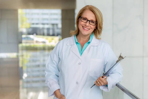 Retrato Uma Médica Madura Hospital Sorriso Quente Genuíno Praticante Qualificado — Fotografia de Stock