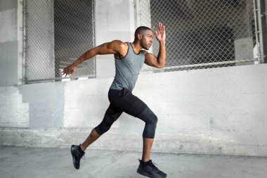 Erkek atlet hızlı çalışan, şehir sokak beton yüzeyinde sprint, kentsel alanda aktif sağlıklı fitness yaşam tarzı