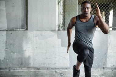 Beton yüzey, kardiyo, yüksek dayanıklılık uygun eğitim, kopya alanı kentsel alanda Afrikalı Amerikalı egzersiz