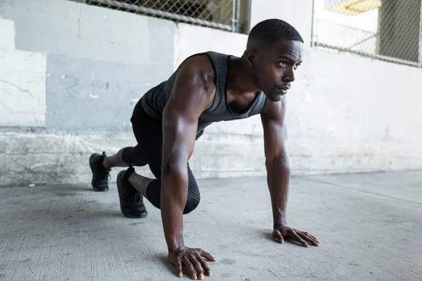 Afro Americano Atleta Masculino Preparando Para Uma Corrida Alongamento Fitness — Fotografia de Stock