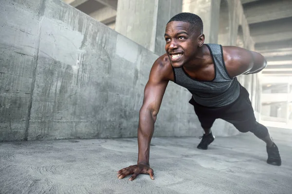 Intensas Flexiones Musculoso Atleta Masculino Entrenamiento Ciudad Ubicación Urbana Centro — Foto de Stock