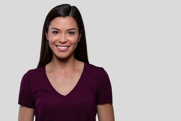 一位年轻美丽的亚裔美国黑发女子的商业广告头像 她有着完美的白牙微笑 — 图库照片