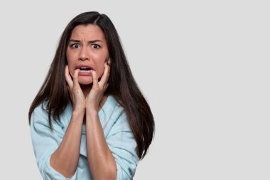 Panik atak geçiren kadın, kontrol edilemeyen düşünceler, iç çatışma stresi, akıl hastalığı, hormonal sorunlar, kopyalama alanı.